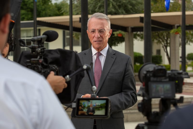 El élder Ulisses Soares del Cuórum de los Doce Apóstoles graba un mensaje conmemorando el 150.º aniversario del comienzo de la obra misional en México en el Centro de Capacitación Misional de México en la Ciudad de México, México, en agosto de 2026.