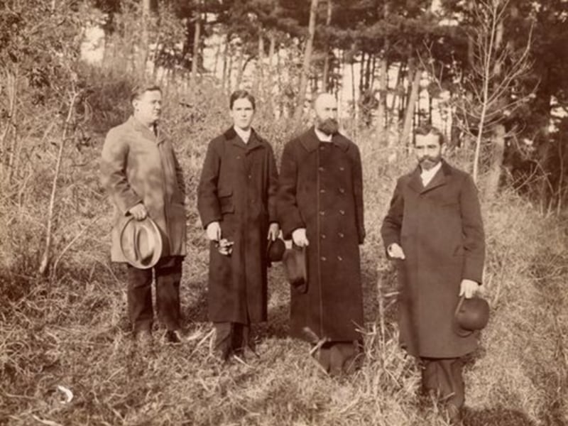 Horace S. Ensign, izquierda, Alma O. Taylor, élder Heber J. Grant y Louis A. Kelsch, los primeros misioneros en Japón, se muestran en Yokohama, Japón, en 1901.