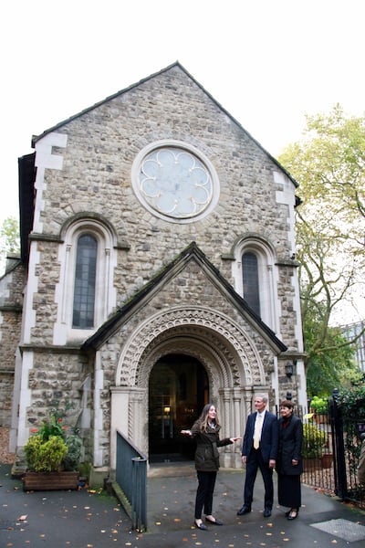 Whitney Peterson, una estratega de contenidos de FamilySearch especializada en las Islas Británicas, les cuenta los antecedentes históricos de la iglesia St. Pancras Old Church al élder David A. Bednar y a su esposa, la hermana Susan Bednar, el 25 de octubre de 2019, en Londres.