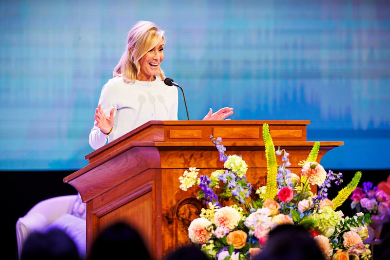 La hermana Tamara W. Runia, primera consejera de la presidencia general de las Mujeres Jóvenes, habla en el Centro Marriott como parte de la Conferencia de Mujeres de BYU 2026 en Provo, Utah, el miércoles 29 de abril de 2026.