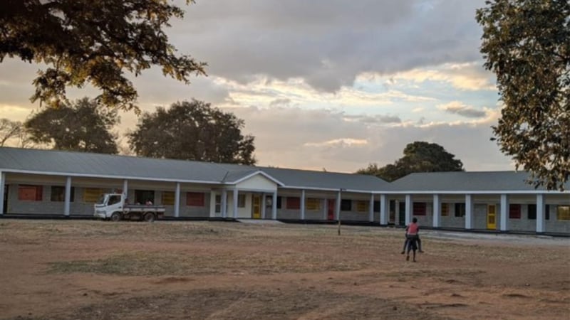 Bloques de aulas recién construidos se muestran en la Escuela Primaria Magwero en el Distrito de Lilongwe, Malawi, el 19 de junio de 2026.
