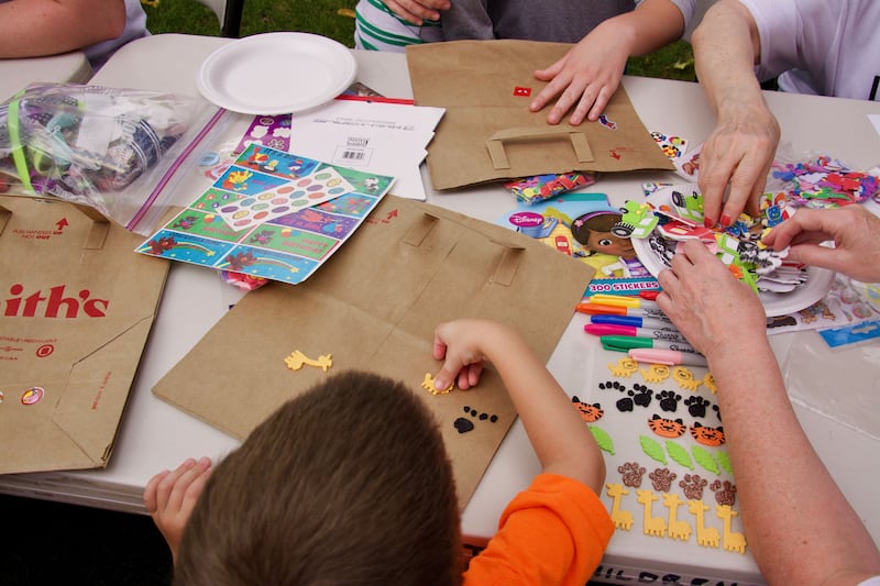 Los niños participan en un proyecto de arte durante una actividad de servicio.