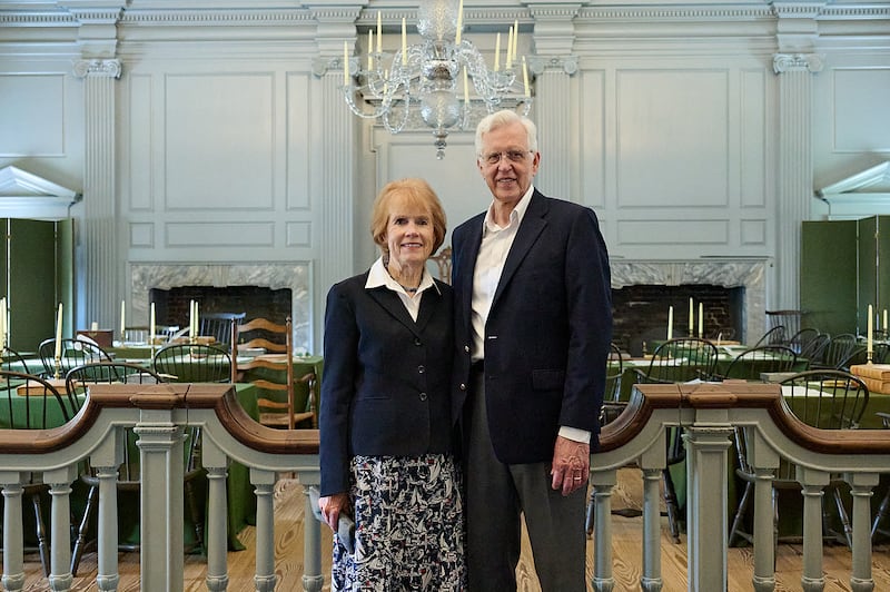 El presidente D. Todd Christofferson, segundo consejero de la Primera Presidencia, y su esposa, la hermana Kathy Christofferson, visitan sitios históricos en Filadelfia, incluyendo la Campana de la Libertad y el Salón de la Independencia, el viernes 12 de junio de 2026.