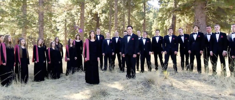 El grupo musical de BYU, University Singers (Cantantes Universitarios), interpreta “¡Alabado sea el Señor todopoderoso!” durante la Conferencia de la Universidad anual el 24 de agosto de 2020.