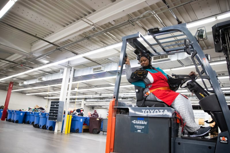 Kadija Mahdi y su familia llegaron a Utah desde Somalia hace siete años. Kadija trabaja medio tiempo y aprende inglés mientras recibe capacitación laboral en el Centro Humanitario de la Iglesia en Salt Lake City, como se muestra en noviembre de 2021.