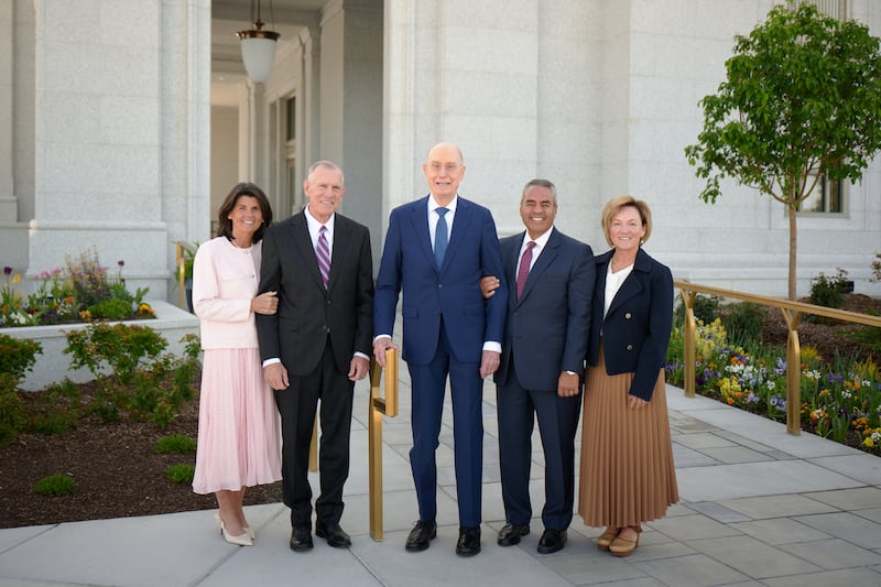 En el centro, el presidente Henry B. Eyring, primer consejero de la Primera Presidencia, está acompañado a la izquierda por el élder Steven R. Bangerter, Setenta Autoridad General y director ejecutivo del Departamento de Templos de la Iglesia, y su esposa, la hermana Susann A. Bangerter; y a la derecha por el élder Jorge T. Becerra, Setenta Autoridad General y miembro de la presidencia del Área de Utah, y su esposa, la hermana Debbie I. Becerra, el sábado 2 de mayo de 2026, en los terrenos del Templo de Lindon, Utah. El presidente Eyring dedicó el templo al día siguiente.