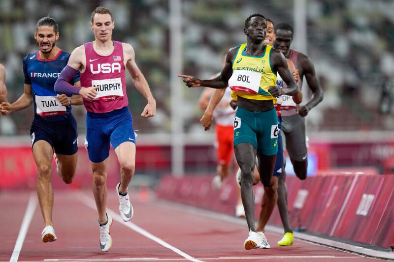 Peter Bol, de Australia, ocupa el segundo lugar detrás de Ferguson Rotich, de Kenia, en la eliminatoria masculina de 800 metros en los Juegos Olímpicos de Verano de 2020, el sábado, 31 de julio de 2021 en Tokio.