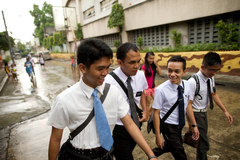 Un grupo de misioneros caminan juntos por una calle en Filipinas en 2025.