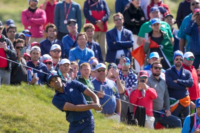Tony Finau del equipo de EE. UU., un Santo de los Últimos Días, golpea en el quinto hoyo durante un juego de cuatro bolas en la Copa Ryder en el campo de golf Whistling Straits, el sábado, 25 de septiembre de 2021 en Sheboygan, Wisconsin.