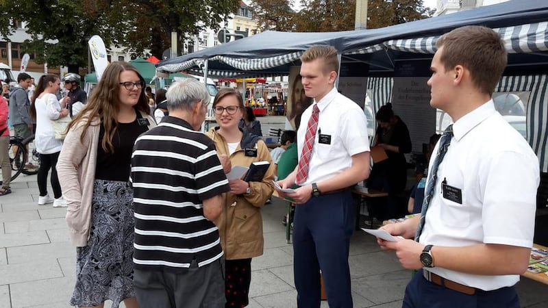 Los misioneros que participan en un festival familiar en Múnich, Alemania, en noviembre de 2018 presentan a los visitantes ejemplares de "La familia: Una proclamación para el mundo".