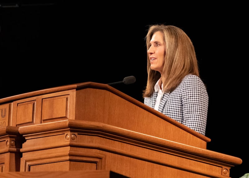 La hermana Kelly Eyring habla en el primer devocional del semestre de primavera en BYU-Idaho el 19 de abril de 2022.