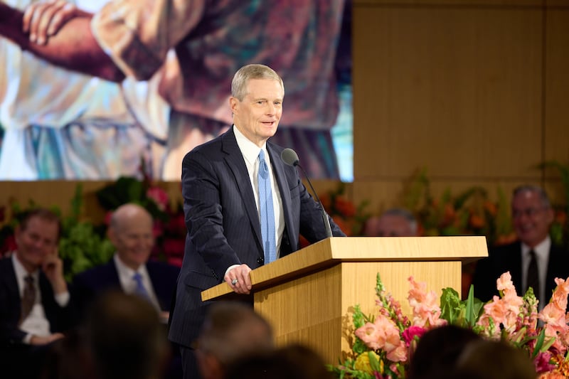 El élder David A. Bednar, del Cuórum de los Doce Apóstoles, habla en el Seminario para Nuevos Líderes de Misión 2026 en el Centro de Capacitación Misional de Provo en Provo, Utah, el sábado 20 de junio de 2026