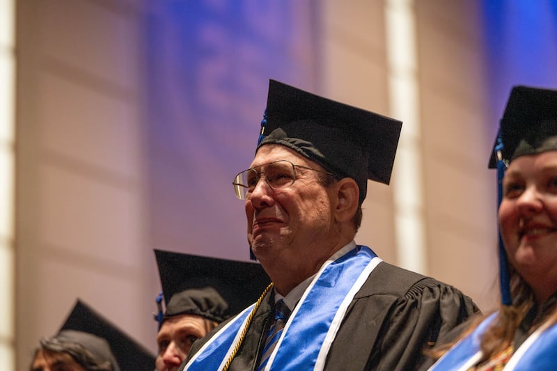 Graduados de BYU-Idaho se reúnen en el Centro BYU-I en Rexburg, Idaho, para la ceremonia de graduación celebrada el jueves 18 de diciembre de 2025.