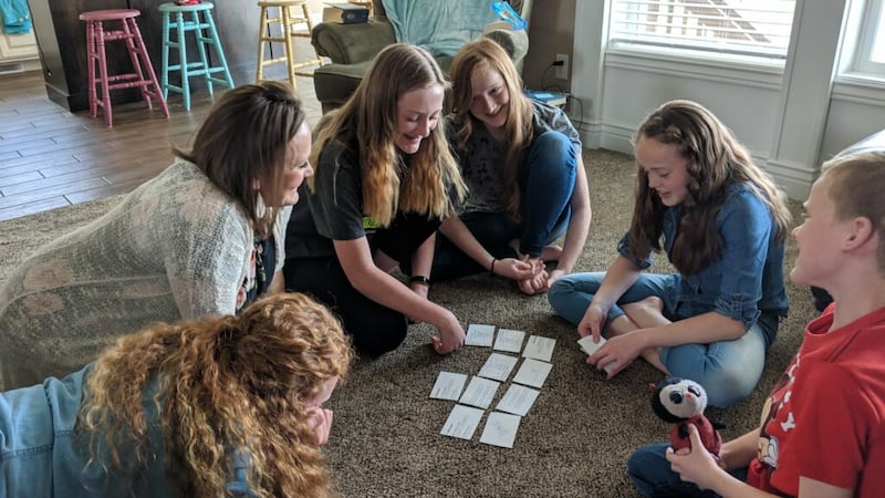 La familia Bake se divierte jugando como parte de su clase familiar “Ven, sígueme” en abril de 2019.