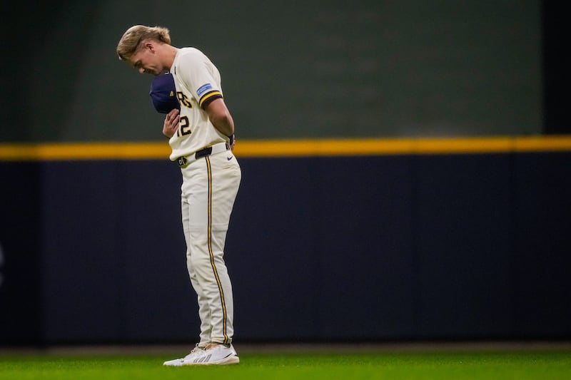 El parador en corto de los Cerveceros de Milwaukee, Cooper Pratt, se encuentra de pie durante el himno nacional antes del Juego 2 de la Serie Mundial de las Grandes Ligas, sábado, 24 de octubre de 2026, en Milwaukee, Wisconsin, entre los Cerveceros de Milwaukee y los Rayos de Tampa Bay.
