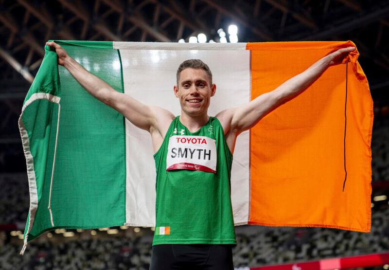 Jason Smyth de Irlanda celebra ganar la medalla de oro en la final masculina T13 de 100 metros en el Estadio Olímpico durante los Juegos Paralímpicos de Tokio 2020 en Tokio, Japón, el domingo, 29 de agosto de 2021.