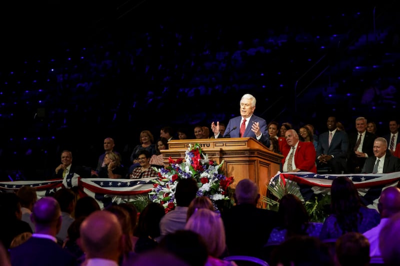 El élder Dieter F. Uchtdorf, miembro del Cuórum de los Doce Apóstoles de la Iglesia de Jesucristo de los Santos de los Últimos Días, sonríe durante el Festival de la Libertad del Servicio Patriótico de Estados Unidos en el Marriott Center en Provo el domingo 3 de julio de 2022.