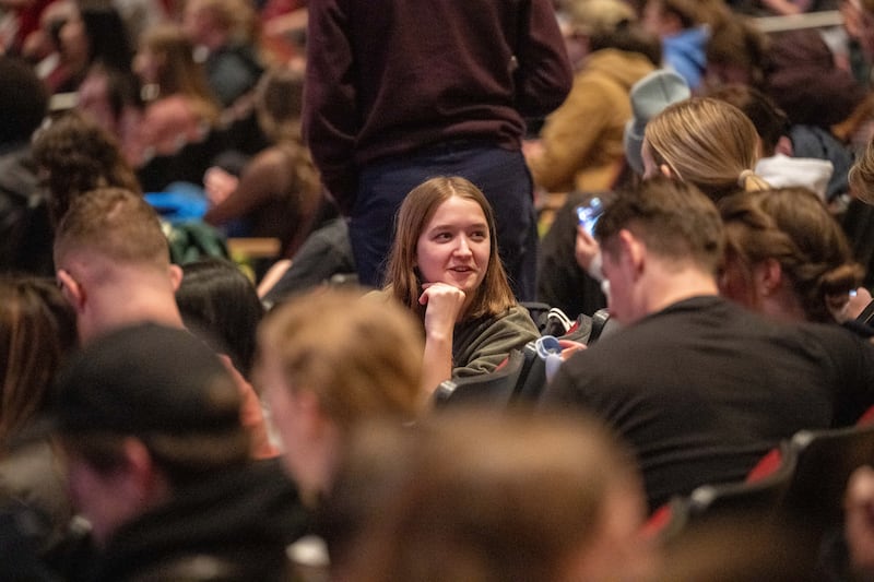 Los estudiantes se reúnen en el I-Center del campus de BYU–Idaho en Rexburg, Idaho, para escuchar un mensaje devocional del élder Clement M. Matswagothata, Setenta Autoridad General, el martes 10 de marzo de 2026.