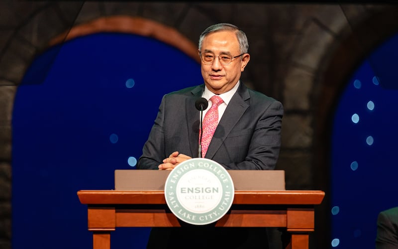 El Élder Yoon Hwan Choi, Setenta Autoridad General, habla durante un devocional de Ensign College realizado en el Teatro del Centro de Conferencias en el centro de Salt Lake City el martes 19 de noviembre de 2024.