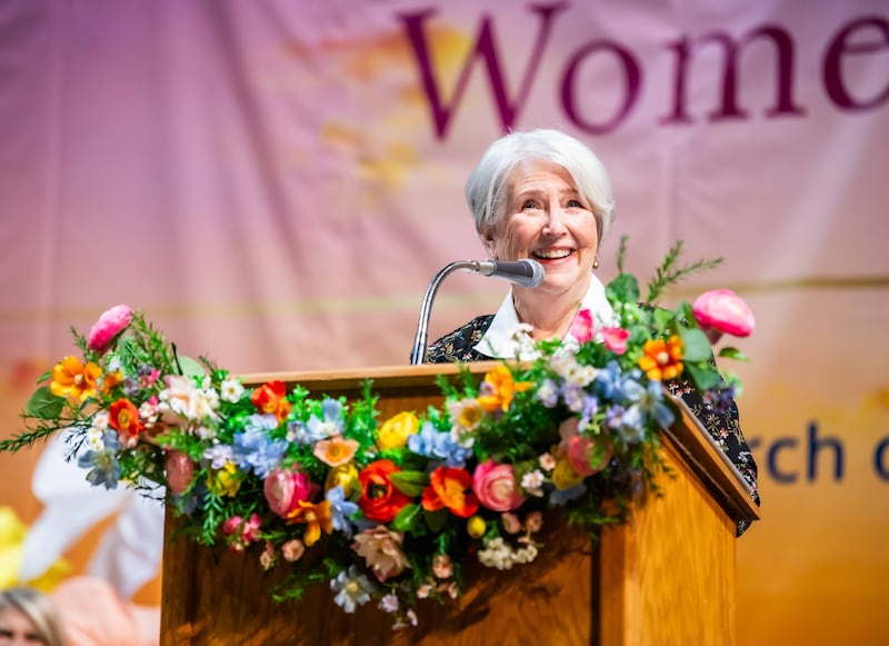 La hermana Neill F. Marriott habla durante la Conferencia de Mujeres Fieles y Amadas 2026, celebrada el sábado 19 de septiembre, en la Universidad del Norte de Texas en Denton, Texas.