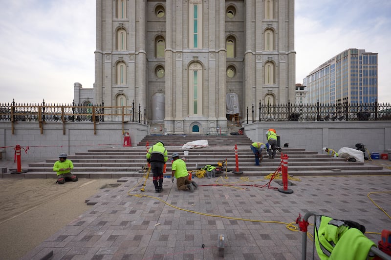 Se están realizando trabajos de pavimentación de piedra en las torres oeste del Templo de Salt Lake el martes, 21 de abril de 2026, en Salt Lake City.