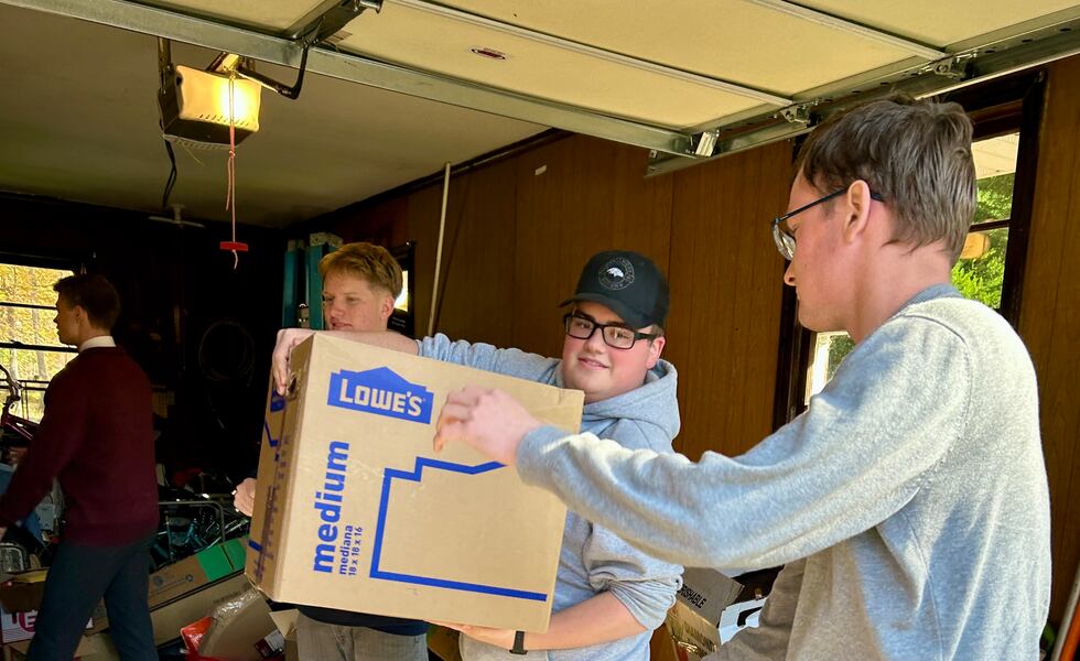 Misioneros ayudan a mover cajas de la casa de una familia necesitada en Clarksville, Maryland, el 1 de noviembre de 2025.