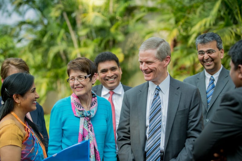El élder David A. Bednar, del Cuórum de los Doce Apóstoles, y su esposa, la hermana Susan R. Bednar, se reúnen con miembros en la India.