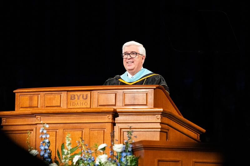El élder José Teixeira, Autoridad General de los Setenta, habla durante la ceremonia de graduación de la Universidad Brigham Young–Idaho el viernes, 10 de abril de 2026, en el Centro BYU–I en Rexburg, Idaho.