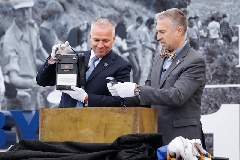El presidente de BYU, C. Shane Reese, y el bibliotecario de la Universidad BYU, Rick Anderson, abren una cápsula del tiempo en el Día del Fundador, 16 de octubre de 2025, en Brigham Square en Provo, Utah.