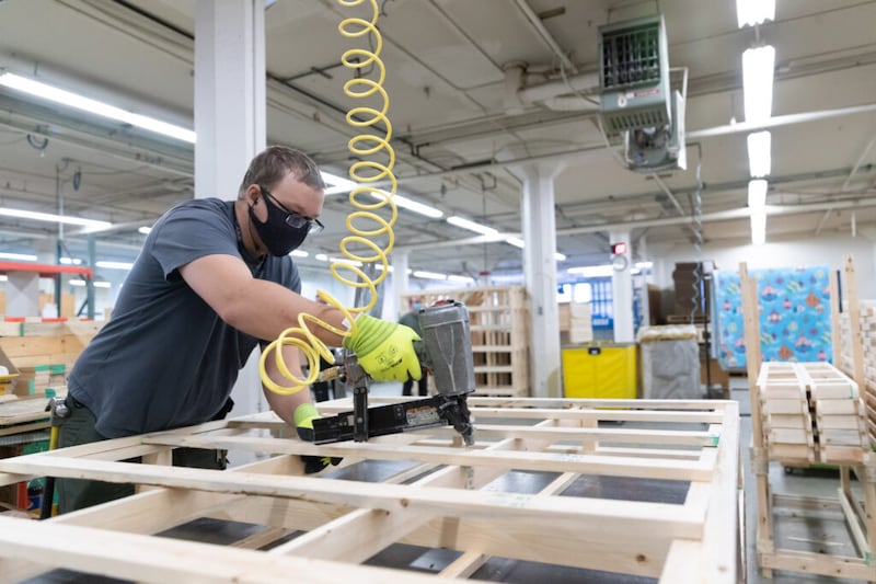 A los asociados de las Industrias Deseret se les paga mientras aprenden nuevas habilidades laborales y establecen un historial laboral en el Centro Humanitario y en Deseret Manufacturing en Salt Lake City, como se muestra en noviembre de 2021.