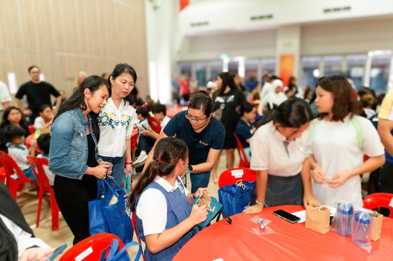Voluntarios de La Iglesia de Jesucristo de los Santos de los Últimos Días distribuyen bolsas de raciones secas en el proyecto de servicio Study Awards en el Centro Comunitario West Coast en Singapur, 6 de diciembre de 2025.