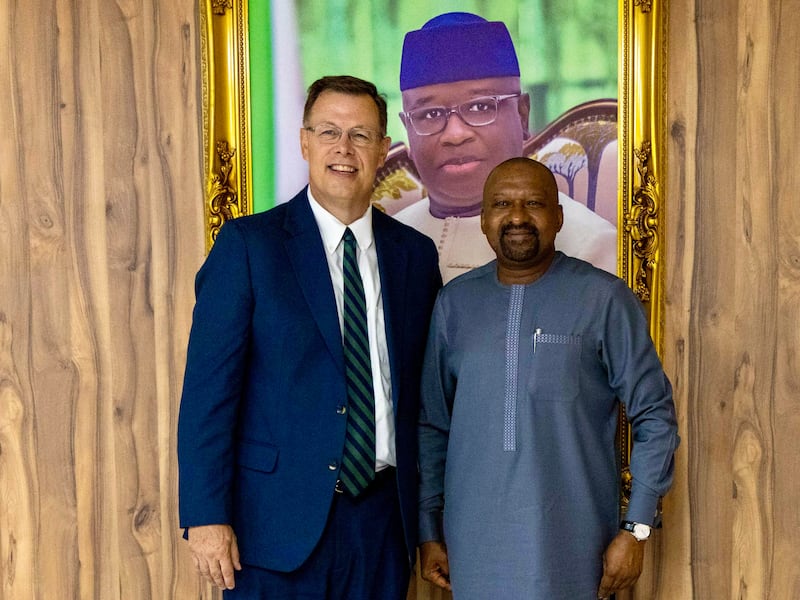 El élder Clark G. Gilbert del Cuórum de los Doce Apóstoles, a la izquierda, se encuentra con la vicepresidenta de Sierra Leona, Mohamed Juldeh Jalloh, en Freetown, Sierra Leona, el miércoles 26 de agosto de 2026.