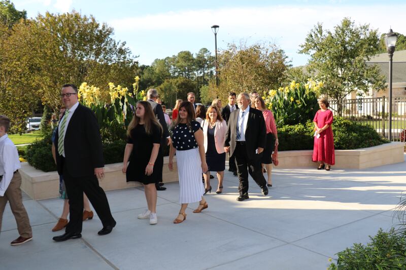 Santos de los Últimos Días de Carolina del Norte llegan el 13 de octubre de 2019 para la rededicación del Templo de Raleigh, Carolina del Norte. El templo fue rededicado cerca de dos décadas después de la dedicación original.