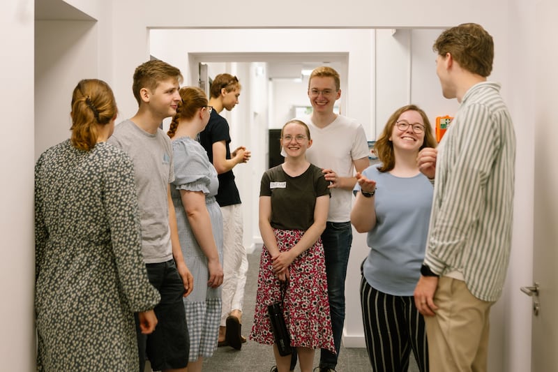 Jóvenes adultos se reúnen en el nuevo Instituto de Religión de Fráncfort en Fráncfort, Alemania, el 27 de junio de 2026.