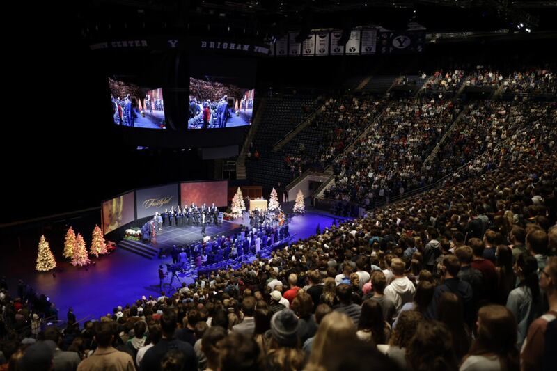 Los estudiantes escuchan un devocional en el campus de BYU con el élder Neil L. Andersen, del Cuórum de los Doce Apóstoles, en el Marriott Center el 7 de diciembre de 2021.