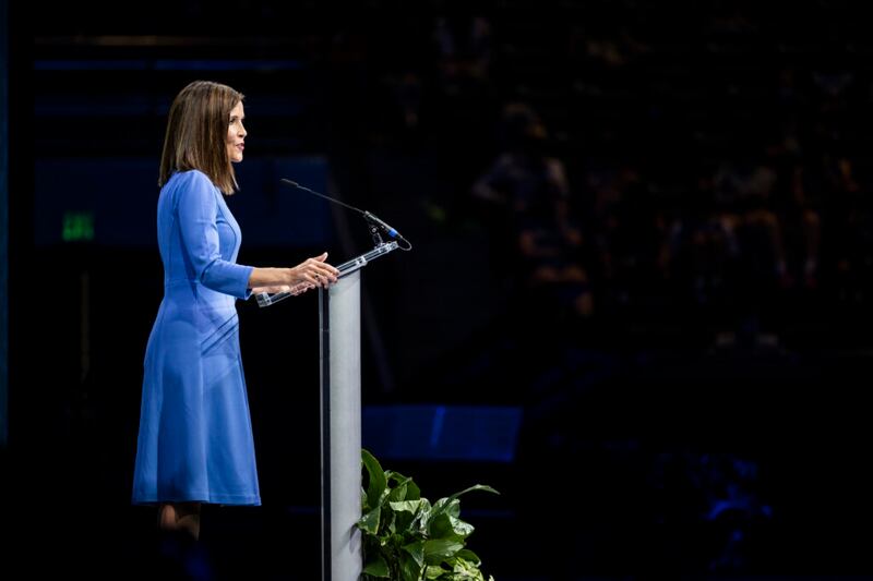 La hermana Rebecca L. Craven enseña sobre la dignidad y el comportamiento de un discípulo de Jesucristo durante un devocional de BYU el 19 de octubre de 2021.