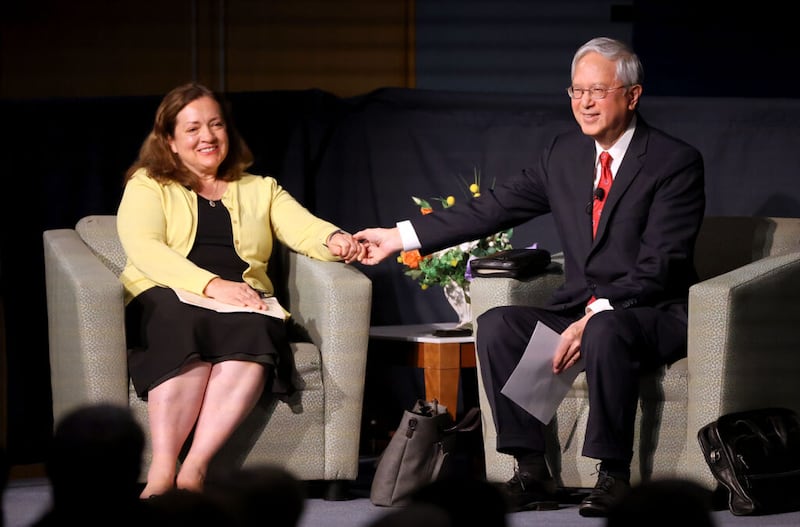 La hermana Susan Gong y el élder Gerrit W. Gong, del Cuórum de los Doce Apóstoles, se toman de la mano antes de hablar con los misioneros en la transmisión del devocional en el Centro de Capacitación Misional de Provo en Provo, el martes, 21 de septiembre de 2021.