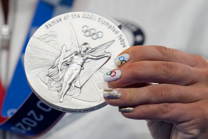 Mykayla Skinner de Estados Unidos posa después de sostener la medalla de plata en salto durante la final de gimnasia artística femenina en los Juegos Olímpicos de Verano 2020, el domingo, 1 de agosto de 2021 en Tokio, Japón.