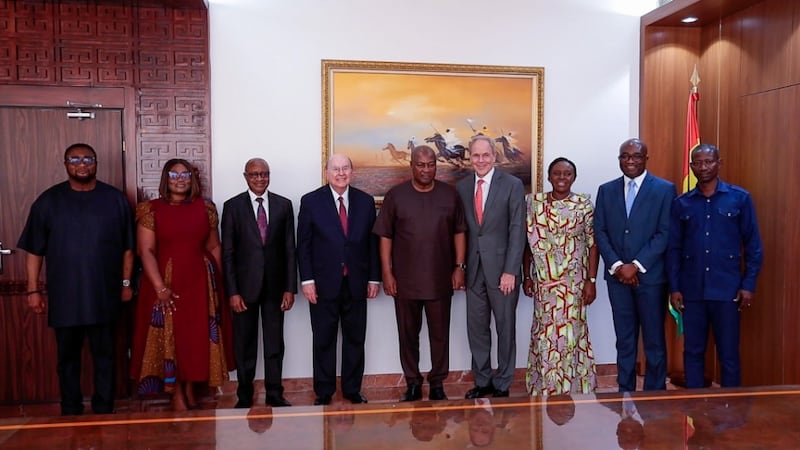 El élder Quentin L. Cook, del Cuórum de los Doce Apóstoles, tercero desde la izquierda, está junto a John Dramani Mahama, presidente de la República de Ghana, junto con otros representantes de la Iglesia y líderes del gobierno de Ghana en Acra, Ghana, el 17 de febrero de 2026.