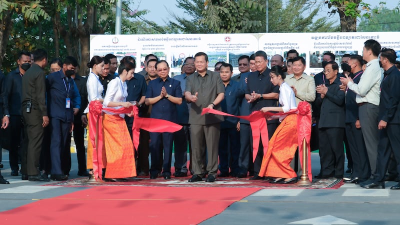 El primer ministro de Camboya, Hun Manet, corta la cinta para dar inicio a la ceremonia de inauguración del Hospital Techo Sen Koh Thom el 13 de marzo de 2024, en la provincia de Kandal, Camboya.