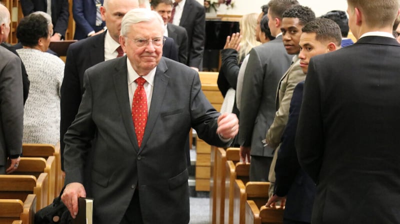 El presidente M. Russell Ballard, presidente en funciones del Cuórum de los Doce Apóstoles, habla con miembros y misioneros en Wellington, Nueva Zelanda, el viernes, 18 de mayo de 2018.