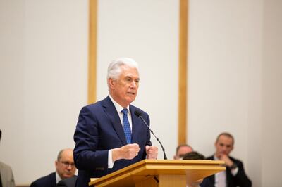 El élder Dieter F. Uchtdorf habla durante un devocional del 22 de abril de 2022 en Friedrichsdorf, Alemania, que se transmitió en vivo a los Santos de los Últimos Días de habla alemana en Austria, Alemania y Suiza.