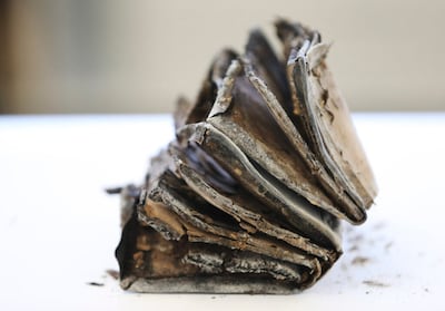 Un Libro de Mormón laminado a un libro sin identificar hallado en la piedra angular y cápsula del tiempo del Templo de Salt Lake en Salt Lake City, el martes, 14 de julio de 2020.