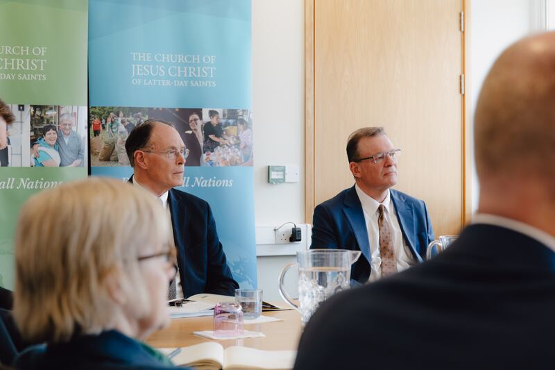 El Obispo Presidente W. Christopher Waddell, a la izquierda, dirige una mesa redonda sobre la atención a los necesitados en todo el mundo con los líderes de organizaciones humanitarias en Londres, Inglaterra, el lunes 23 de marzo de 2026.