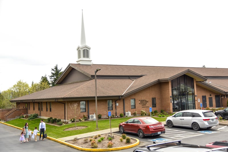 Se muestra el centro de estaca Marysville Washington de La Iglesia de Jesucristo de los Santos de los Últimos Días.