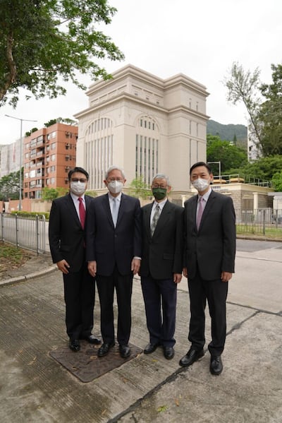 El élder Gerrit W. Gong del Cuórum de los Doce Apóstoles de la Iglesia de Jesucristo de los Santos de los Últimos Días con la Presidencia del Templo del Templo de Hong Kong , recientemente rededicado. De izquierda a derecha están Chi-Wang Jerry Yu, Elder Gong, Yue-Sang Simon Chan, Kam-To Chun.