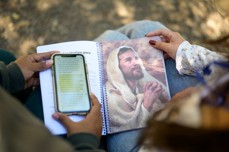 Los jóvenes estudian las Escrituras y las enseñanzas de Jesucristo durante una conferencia Para la Fortaleza de la Juventud en Chile, el 10 de febrero de 2026.