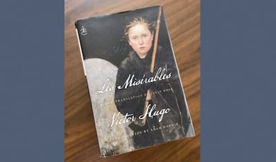 El élder Gerrit W. Gong, del Cuórum de los Doce Apóstoles, comparte una foto de Los Miserables de Victor Hugo durante una transmisión a los estudiantes de BYU-Idaho para el devocional semanal del campus el 20 de octubre del 2020.
