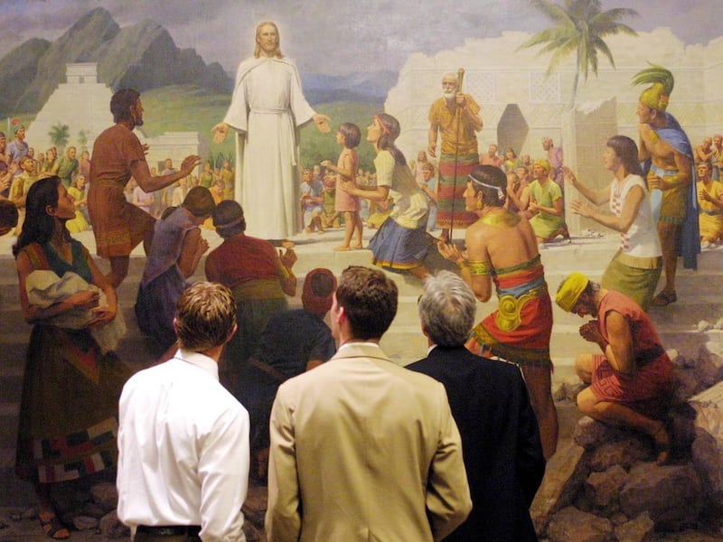 Dos personas admiran la pintura "Cristo visita las Américas" de John Scott en el Centro de Conferencias en marzo de 2001.