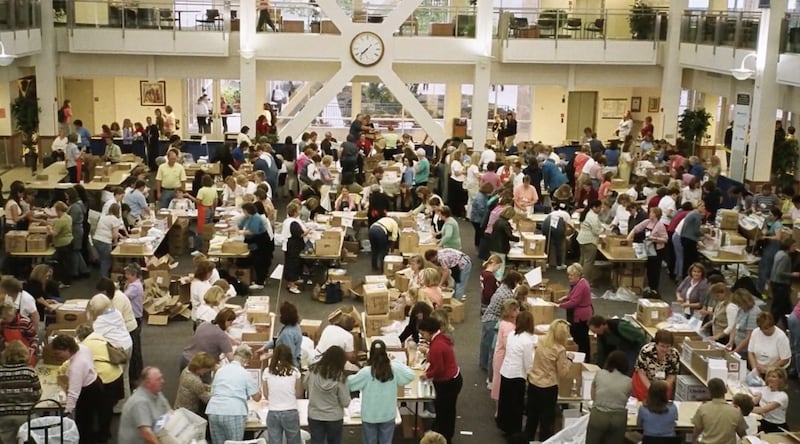 Las mujeres se reúnen para dar servicio durante la primera noche de servicio de la Conferencia de Mujeres de BYU en 1999.